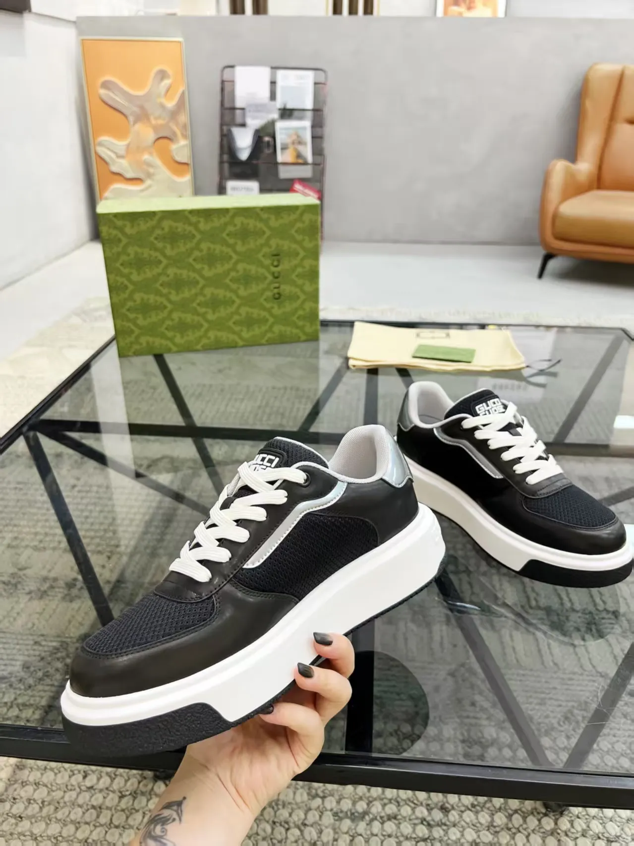 Factory price: 460💰Gucci new men's shoes GUCCI [Lightning] latest shoes are shipped. Original quality, fashionable, made of special materials, sheepskin lining, brand new packaging. The foot feels super comfortable and the workmanship is impeccable. Size: 38-45
